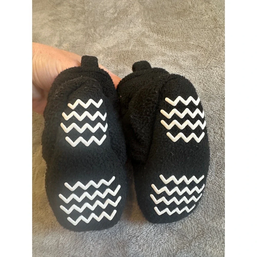 Penguin baby booties, fleece feet‎ wraps